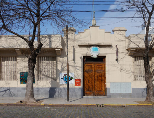 Escuela Nº 2 DE 8 Tomás Santa Coloma - Imagen 1